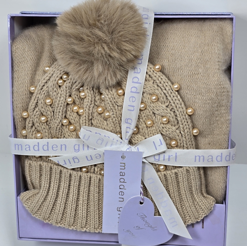 Madden Girl Womens JrKnit Hat & Scarf Beige Knit Beanie Cottagecore Pom-Pom Nw - Picture 2 of 4